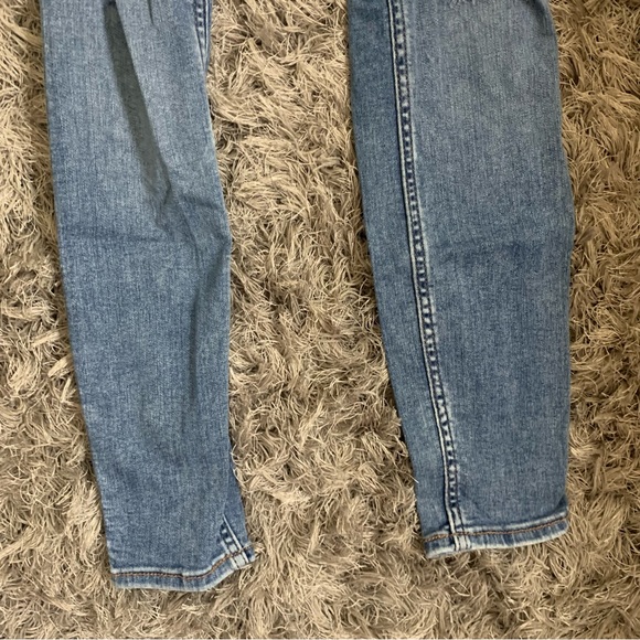 Hollister High Waisted Jeans - Picture 8 of 8